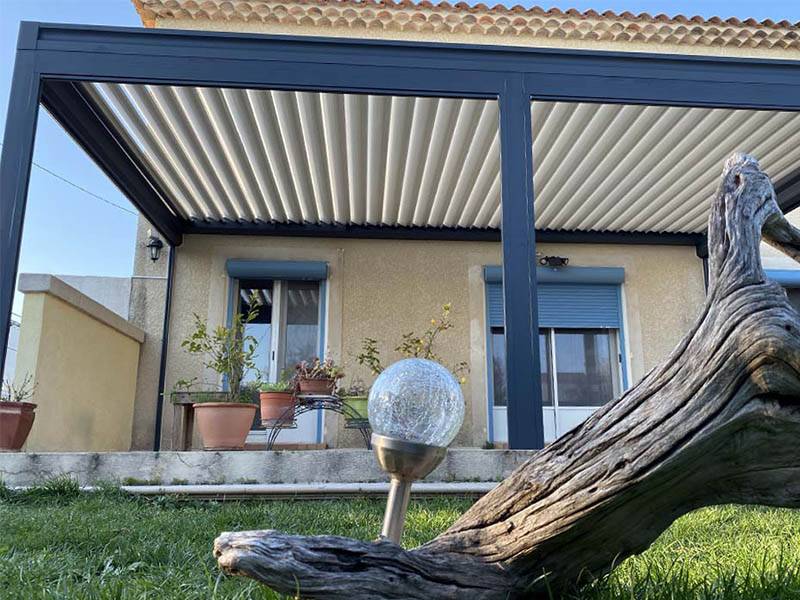 Pergola bioclimatique adossée à lames orientables en Arles