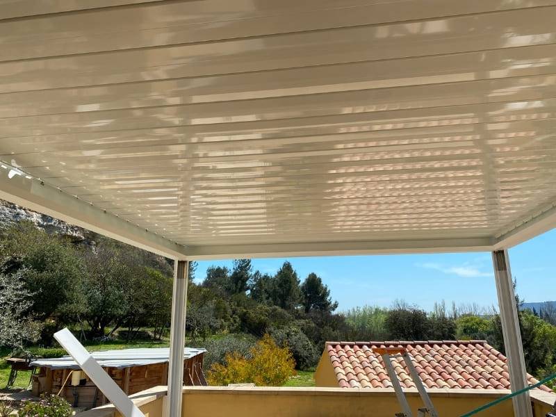 Pergola bioclimatique adossée à lames orientables sur Miramas