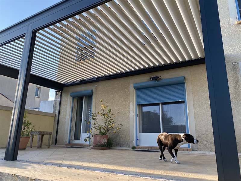 Pergola bioclimatique adossée à lames orientables en Arles