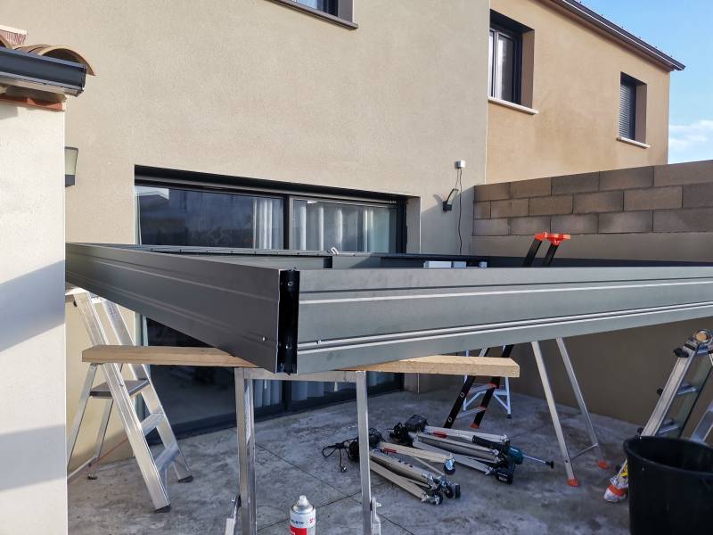 Pergola bioclimatique adossée à lames orientables sur Beauvoisin