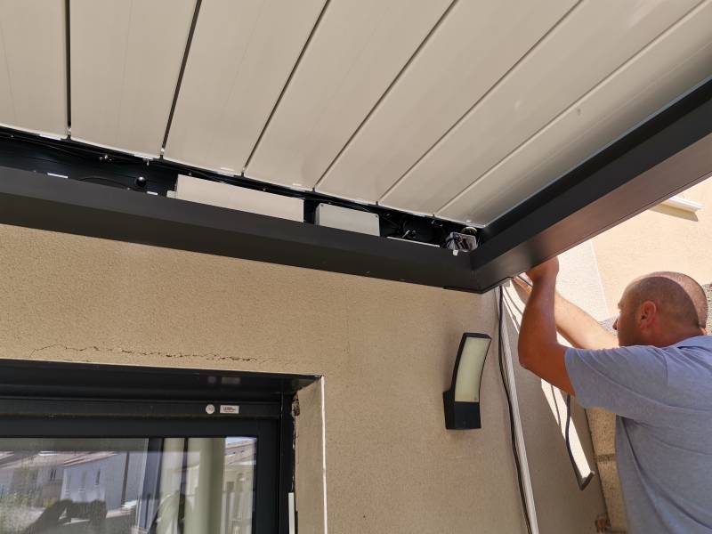 Pergola bioclimatique adossée à lames orientables sur Beauvoisin