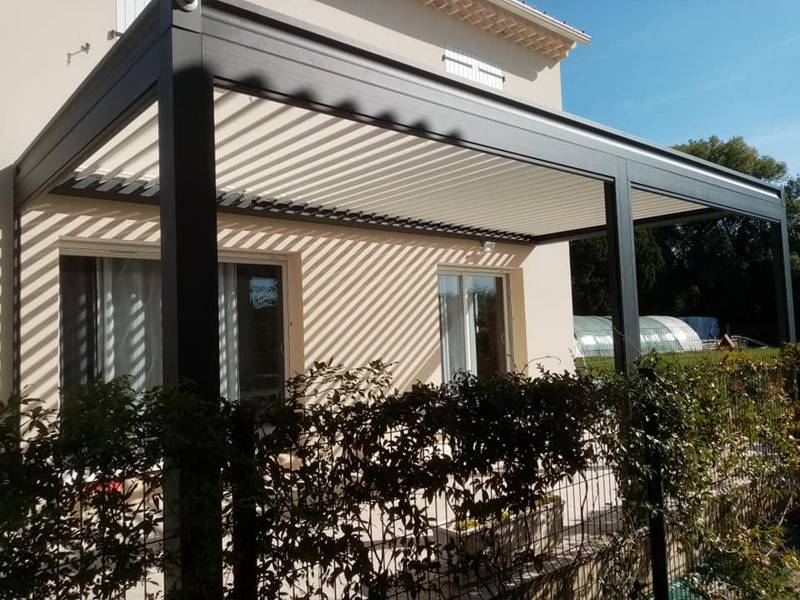 Fraicheur et efficacité immédiatement ressentie sous votre pergola bioclimatique