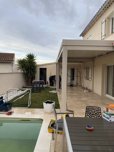 Pergola bioclimatique adossée à lames orientables sur Chateaurenard