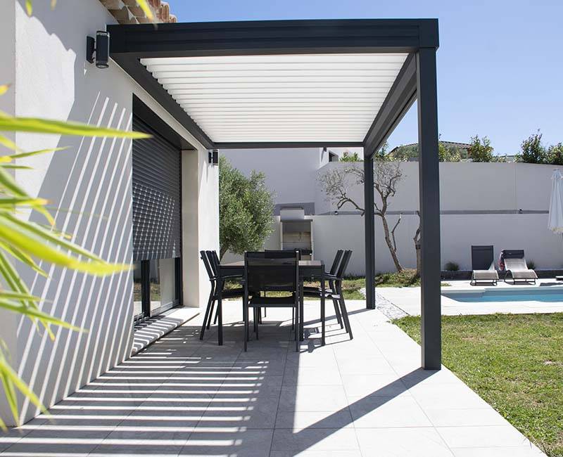 Pergola bioclimatique adossée à lames orientables sur Lançon de Provence